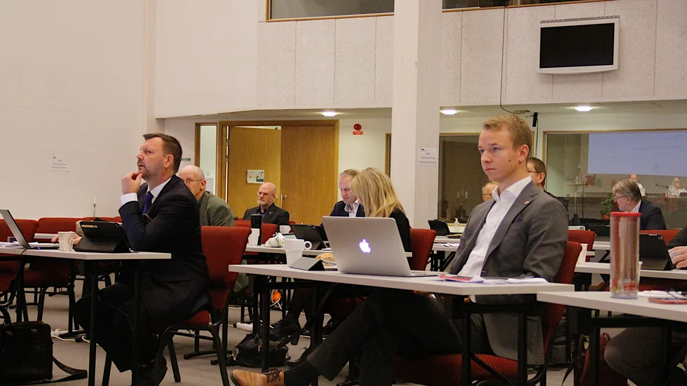 Budgetförslagen från blå-gröna koalitionen och IngvarSmedlund (M) t v, och Socialdemokraterna, Jesper Englundh (S) t h ställdes emot varandra. Det förstnämnda vann då SD lade ned sina röster.