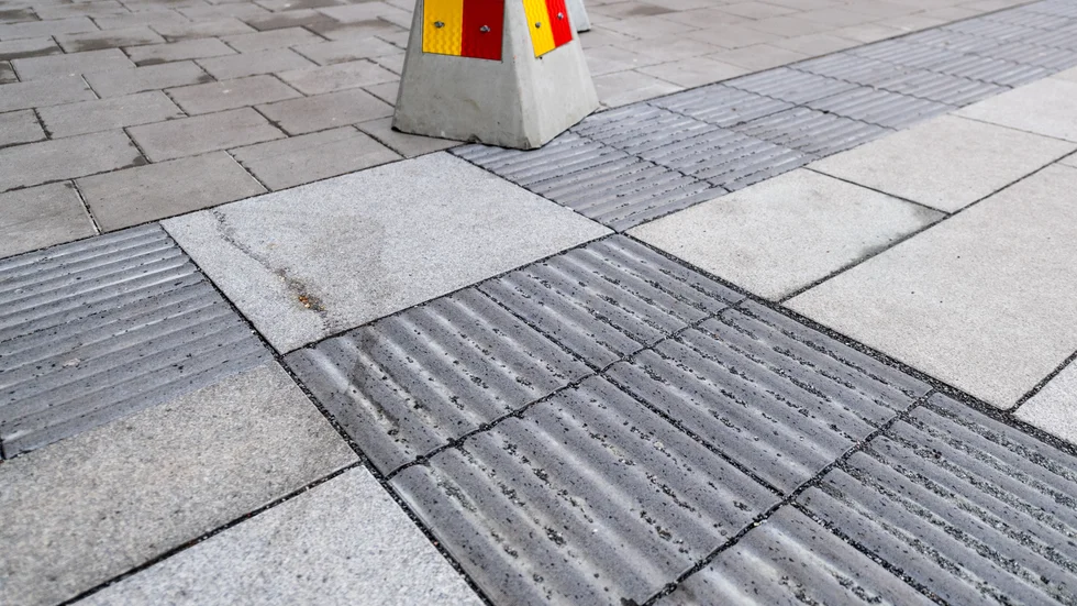 Så här kan ett ledstråk se ut. Flera ledstråk i Falkenberg är enligt synskadade farliga. De leder rakt ut i trafiken, in i stänger eller i gavlar på busskurer.