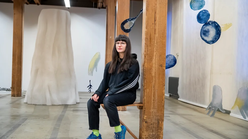 Susanna Jablonskis glasskulpturer med former från Marc Chagalls "Le Grand Cirque", och en skulptur i puts till vänster.