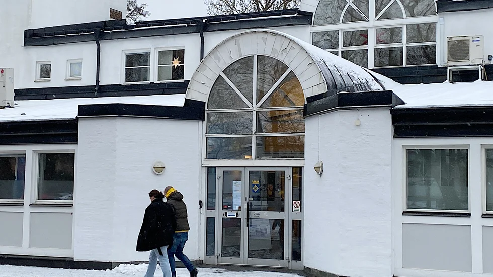 Kommunens hyreskontrakt för knappt 1400 kvadratmeter på Kungsgatan 39 löper ut i december. En flytt av personalen till Linbanegatan skulle minska hyreskostnaden, men också väsentligt minska ytan per anställd.