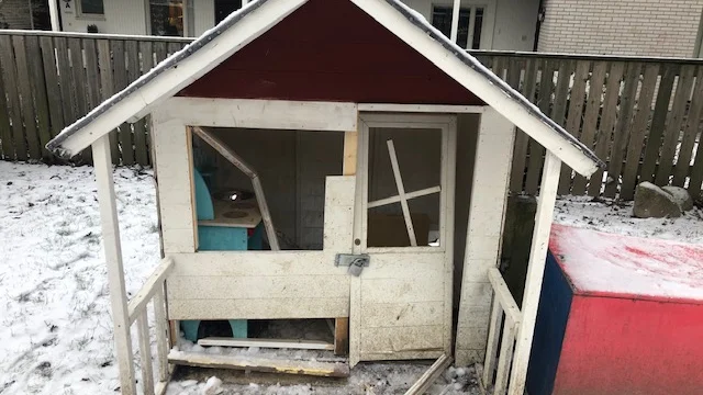 Lekstugan är helt söndersparkad och nu måste den forslas bort innan några barn gör sig illa. 