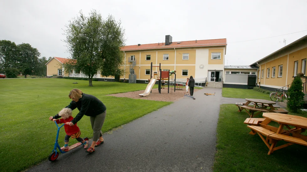 Vid Hållnäs skola i Edvalla ska det spolas is vid den gamla ishockeyrinken.