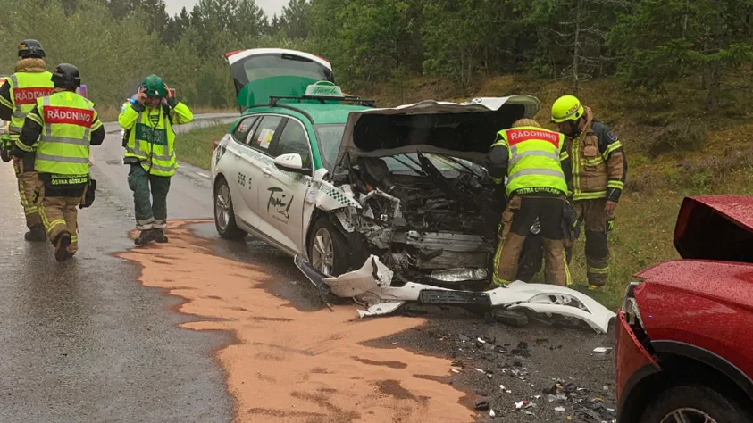 Fronterna på båda de inblandade fordonen blev helt demolerade.