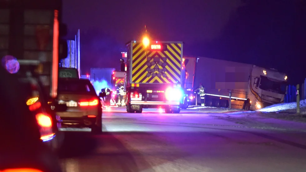 En singelolycka inträffade vid 16.30-tiden på onsdagen på E20, innan trafikplats Kjula, i riktning mot Eskilstuna. Den här gången var det en lastbil som körde av vägen.