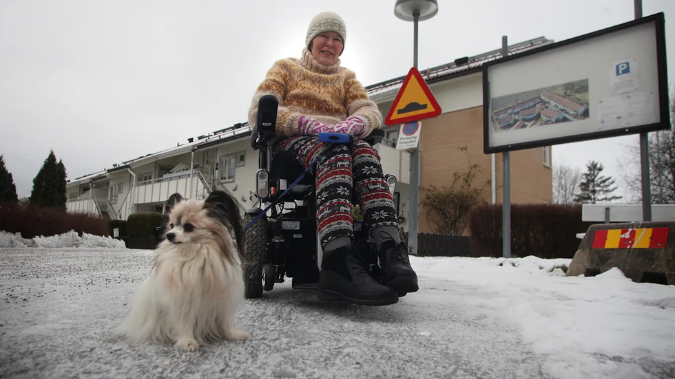 Siv Gorvelius är orolig för hur det ska gå med hennes hund Gucci. Utan färdtjänst vet hon inte hur hon ska ta sig till veterinären om hunden blir akut sjuk.
