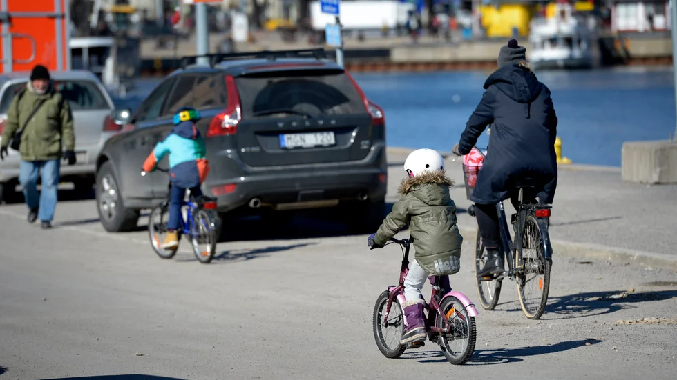 En mamma och hennes två barn stod utan cyklar när de skulle cykla till skolan.