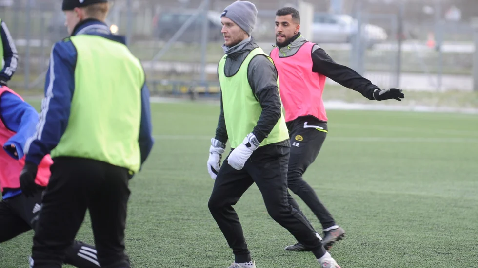 Nyköpingskillarna Adam Lundqvist och Rami Kaib på Rosvallas konstgräs tillsammans med IFK-ungdomarna.