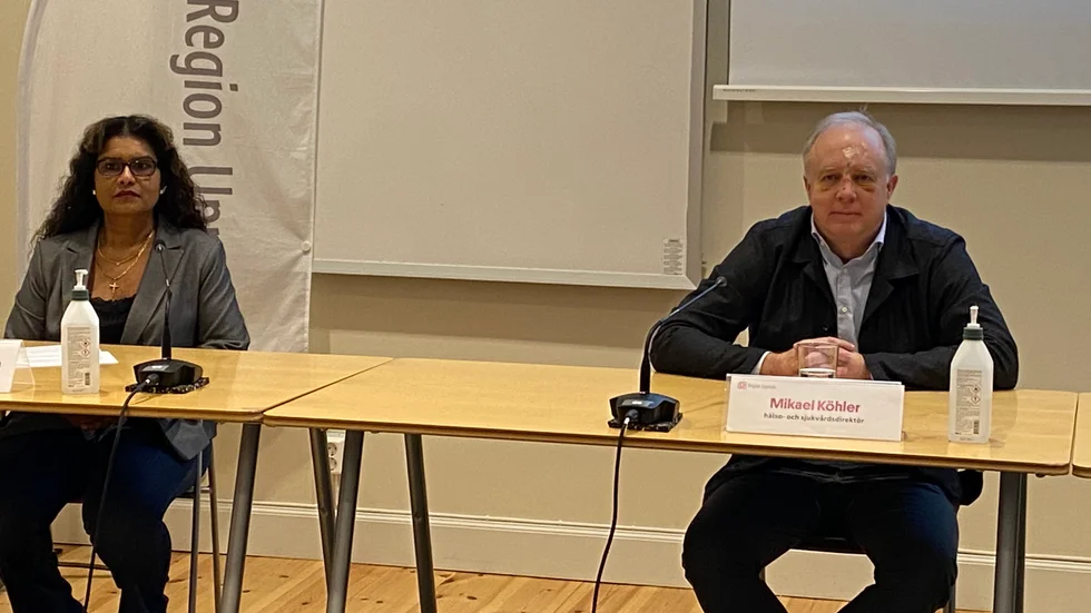 Doris Silva Håkansson och en omplåstrad Mikael Köhler, som ramlat och slagit sig under en promenad, var överens om att alla bör tänka på att inte belasta sjukvården under nyårshelgen. 