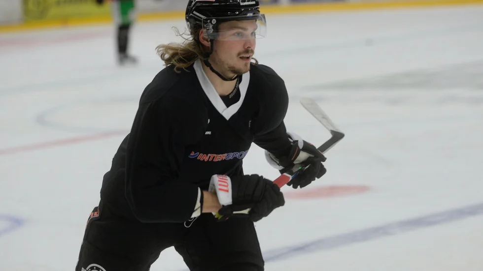 Skridskoskicklige Eric Backman bildar backpar med en av de defensiva klipporna, hårdskjutande Emil Karlsson, mot Segeltorp på onsdagskvällen. Intressant backpar. Kolla in liverapporteringen på sn.se! 