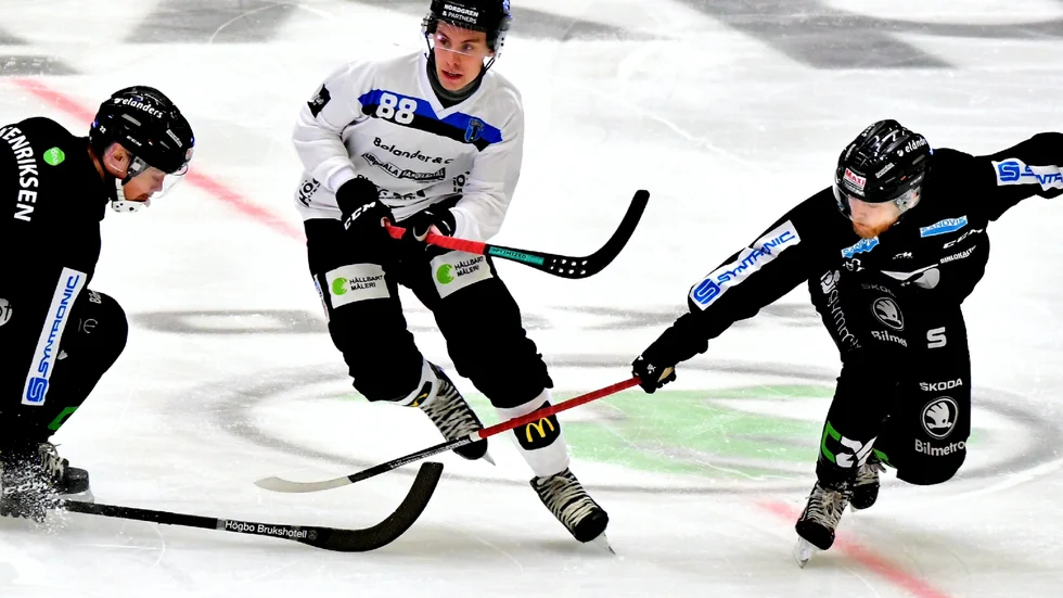 Samuel Heeger försöker gå mellan två Sandvikenspelare i Göransson Arena. Sirius föll med två mål mot Saik.