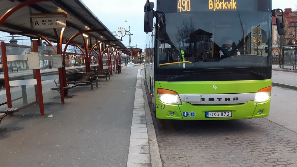 Bussföraren Malush Elshani ser inte att folk följt de nya rekommendationerna under morgonen. 