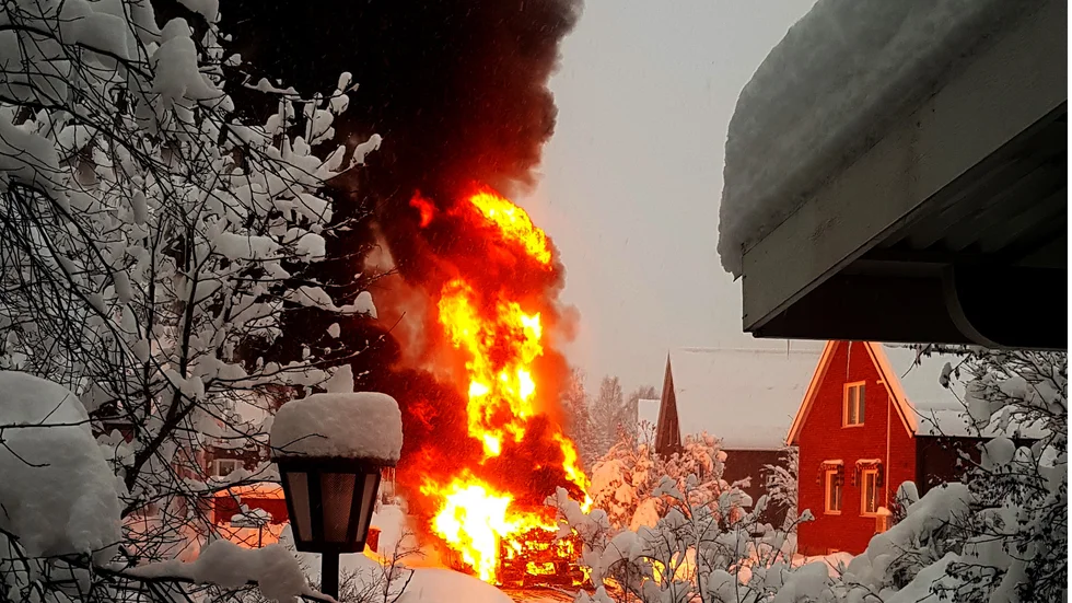 En sopbil började brinna på Sörböle på måndag förmiddag.