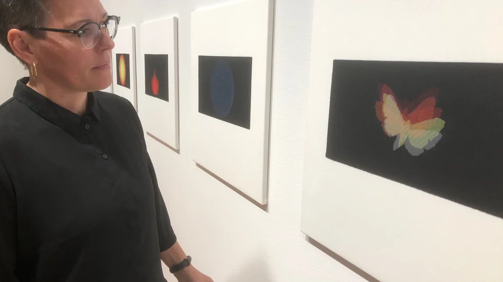 Victoria Anderssons broderade bilder är ofta svarta, röda och vita men nu tar färgen plats i två nya serier "Xenos" och "Untitled".