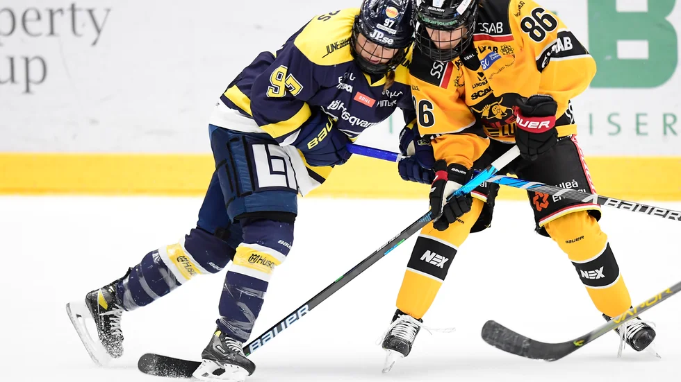 Luleås Michela Cava, till höger, gjorde två mål och tre assist i 7–0-segern mot Göteborg. Arkivbild.
