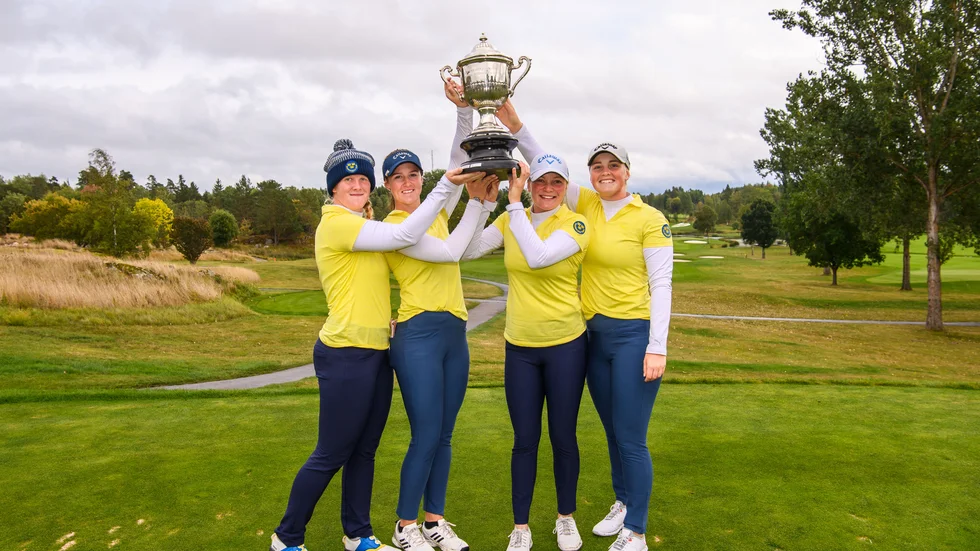 Sveriges Ingrid Lindblad, Linn Grant, Beatrice Wallin och Maja Stark jublar med pokalen efter finalen i lag-EM i golf för amatörer mellan Sverige och Tyskland. Mästerskapet spelades på Upsala GK och Sverige vann för tredje året i rad. 