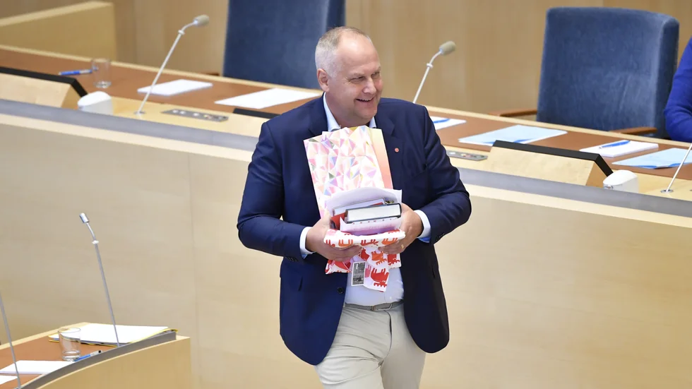 Vänsterpartiets partiledare Jonas Sjöstedt (V) med sina avtackningspresenter vid riksdagsårets första partiledardebatt i riksdagen. 
