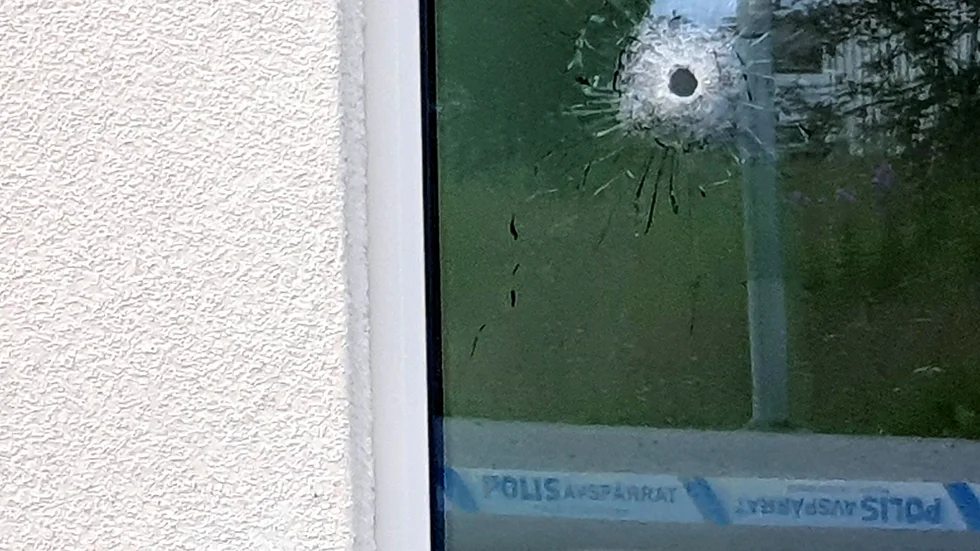 Skottet gick rakt genom det tjocka glaset. Lyckliga omständigheter gjorde att ingen i huset blev skadad.