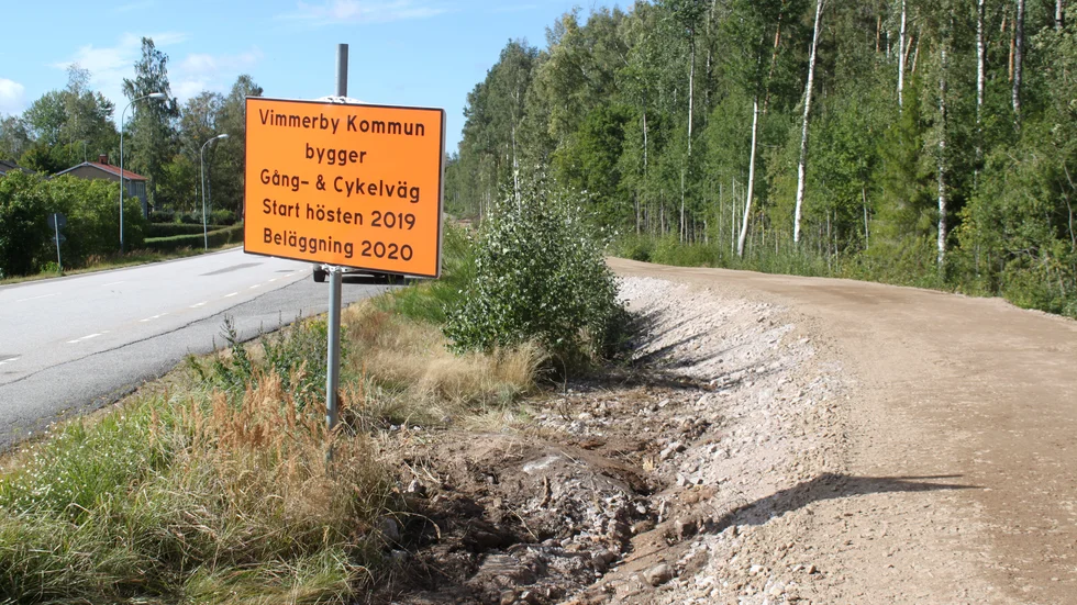 Nu är den nära 500 meter långa gång- och cykelvägen längs genomfarten i Gullringen klar att använda. Nästa år får den beläggning och ortsborna har fått det de önskat i många år.