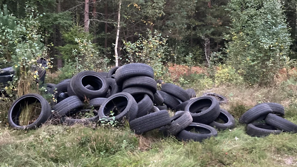 Ett antal däck har dumpats i Hugelstaskogen i Eskilstuna, vilket upprört flera Eskilstunabor.