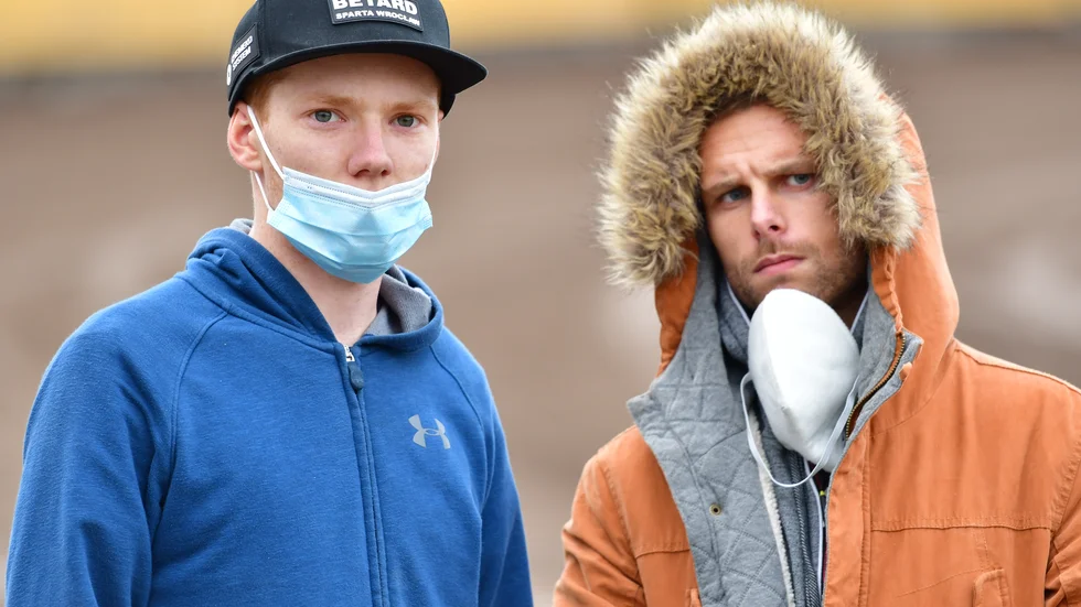 Unge engelsmannen Dan Bewley (t v) får fortsatt förtroende i Rospiggarnas avslutande seriematch mot Masarna. Här är Bewley tillsammans med Tomas H Jonasson.