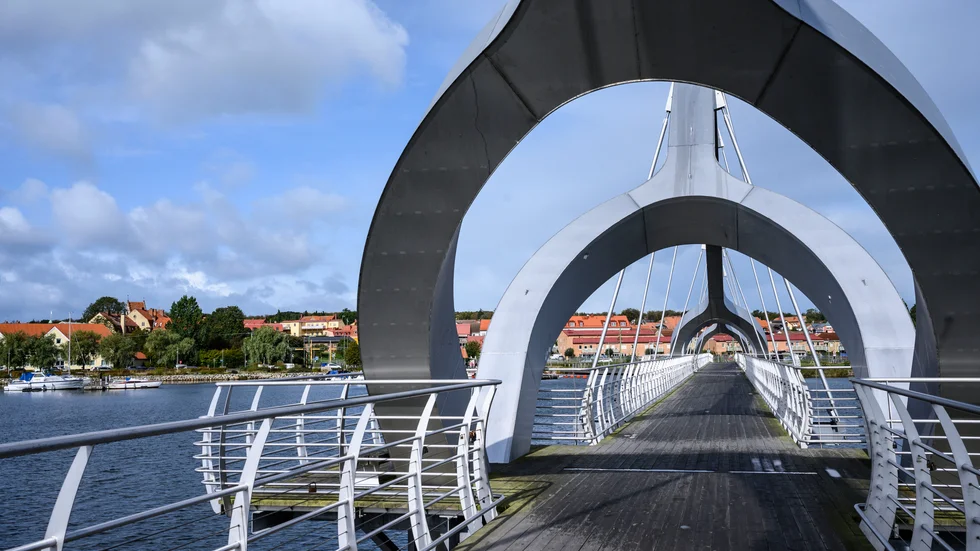 Gång- och cykelbron i Sölvesborg på bilden är Europas längsta. En bro över Haga håle' behöver inte bli så lång, men kanske hög om båttrafiken ska komma fram.