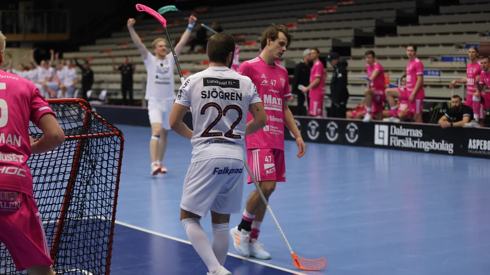Alexander Rudd jublar i bakgrunden efter ett av Storvretas mål i matchen. 