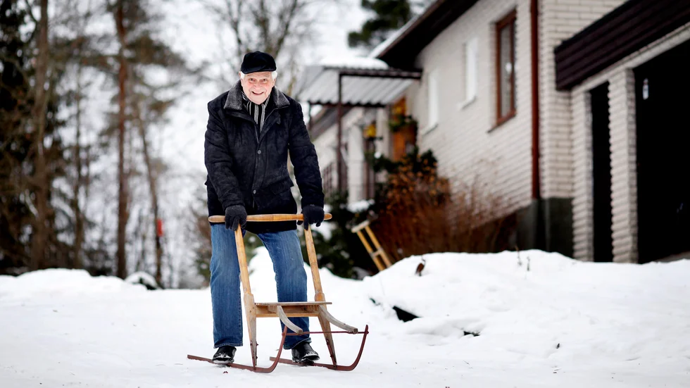 Trivsam tur till brevlådan – den blivande 85-åringen Sven-Åke Andersson gillar att vara i farten. "Jag tar motorsågen och går ut i skogen. Och drar stockar med fyrhjuling. Fast det är i liten skala."