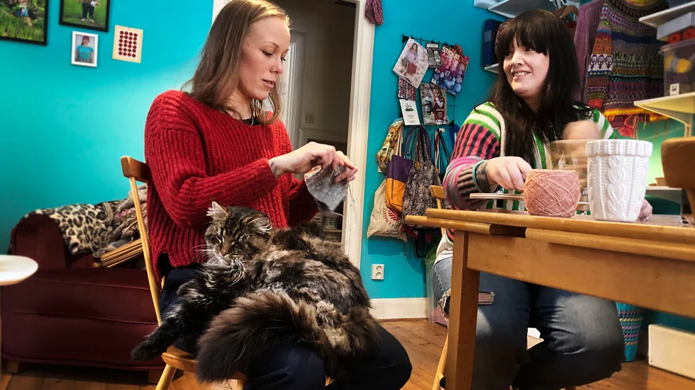 Madelene Linderstam och Lina Ottemark är två av medlemmarna i stickpodden Stickkontakt med bas i Norduppland. De har tusentals lyssnare på sin podd och en följarskara på 10 000 på Instagram. 