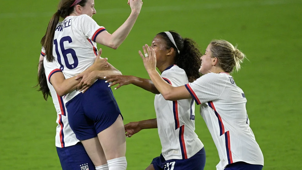 USA firar Rose Lavelles (16) segermål i landskampen mot Kanada.