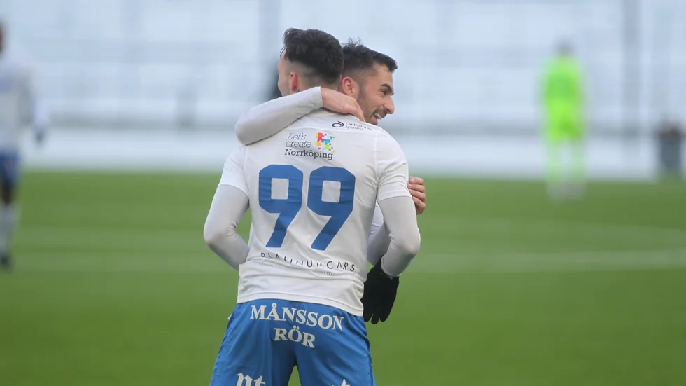 Christopher Telo kramar om Sead Haksabanovic efter dennes mål mot Elfsborg.