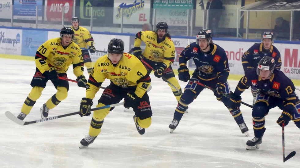 Johan Schreiber jagar efter pucken i matchen mot Visby under onsdagen.