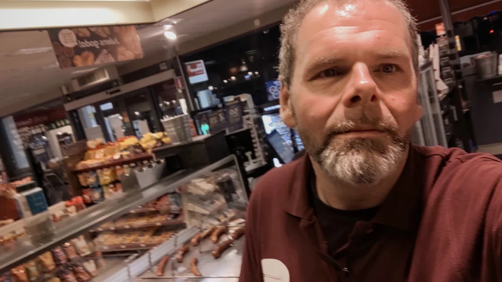 Jerry Rolf arbetar på bensinmack i väntan på att turnerandet med Titanix ska kunna återupptas. "Jag trivs bra. Det är ett socialt jobb och det passar mig."