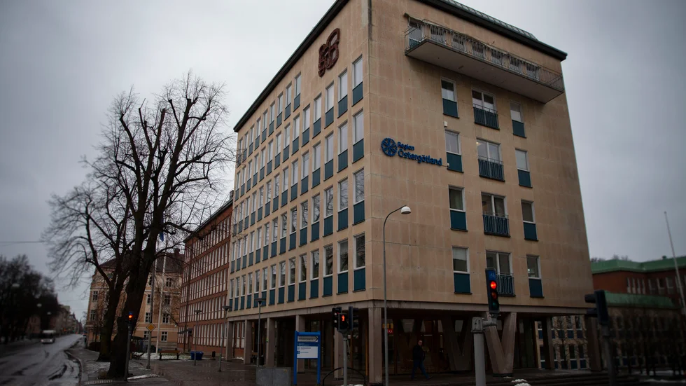 Regionpolitiker har fått i uppdrag att göra en förnyad bedömning kring vaccinationsresor för vissa grupper.