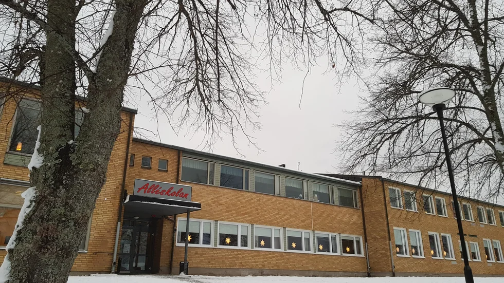 Alléskolan testar distansundervisning på högstadiet. Under fredagen var det åttornas tur att vara hemma och undervisas på distans.
