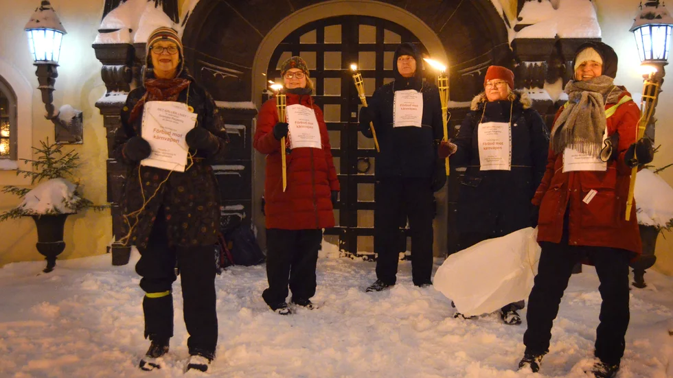 Gunilla Bäckström, Yvonne Granlund, Gerry Lindh, Maria Lawes och Pia Wernersson vill att regeringen skriver på avtalet om att förbjuda kärnvapen.