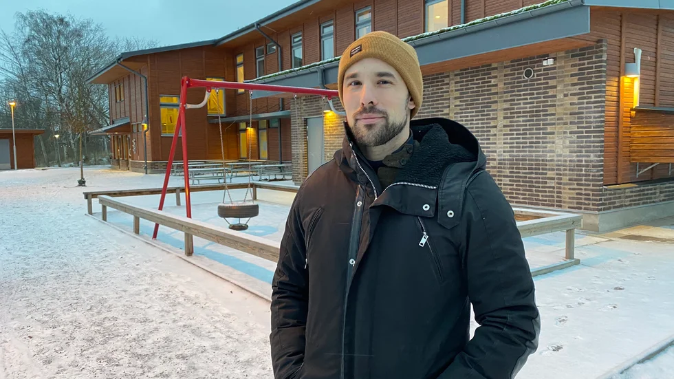Föräldern Elia Frank gläds åt att han i fortsättning kan lämna och hämta i lugn och ro på Växthuset utan att riskera böter.
