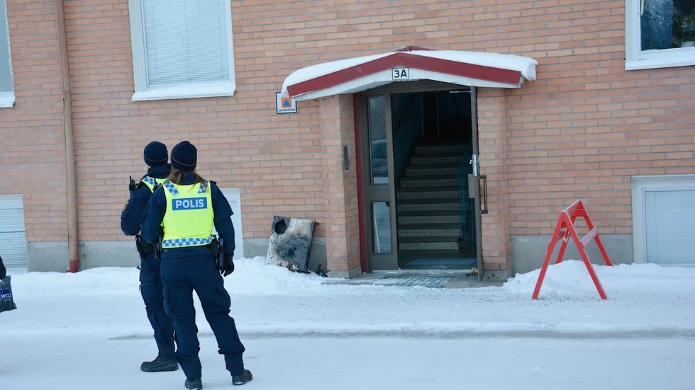 En brand utbröt i ett kök en fastighet i Boden på måndagen. Vid dörren syns den brandskadade fläktkåpan. 