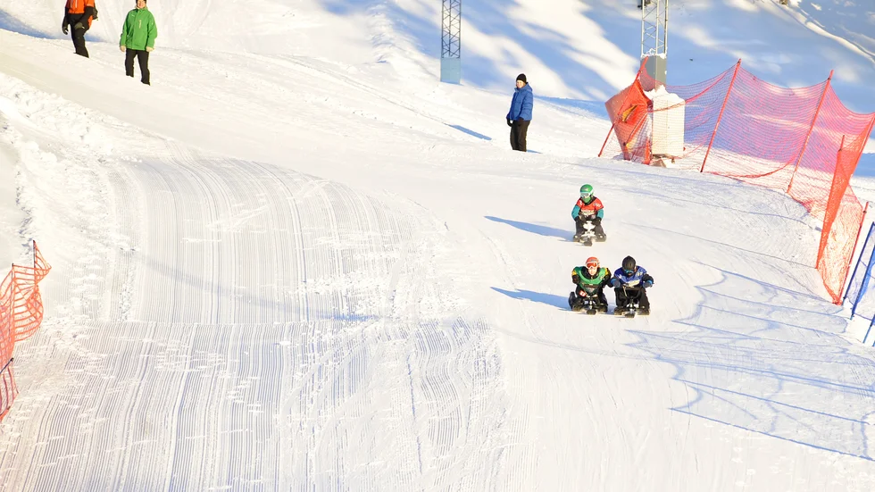 Det var full fart i Vitbergsbacken i helgen då Snowracer cup genomfördes i strålande sol.