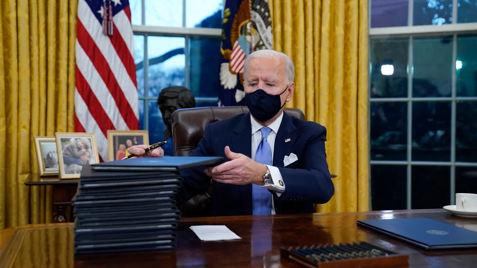 Sin första dag som president skrev Biden under 17 presidentordrar, varav många om klimatet. 