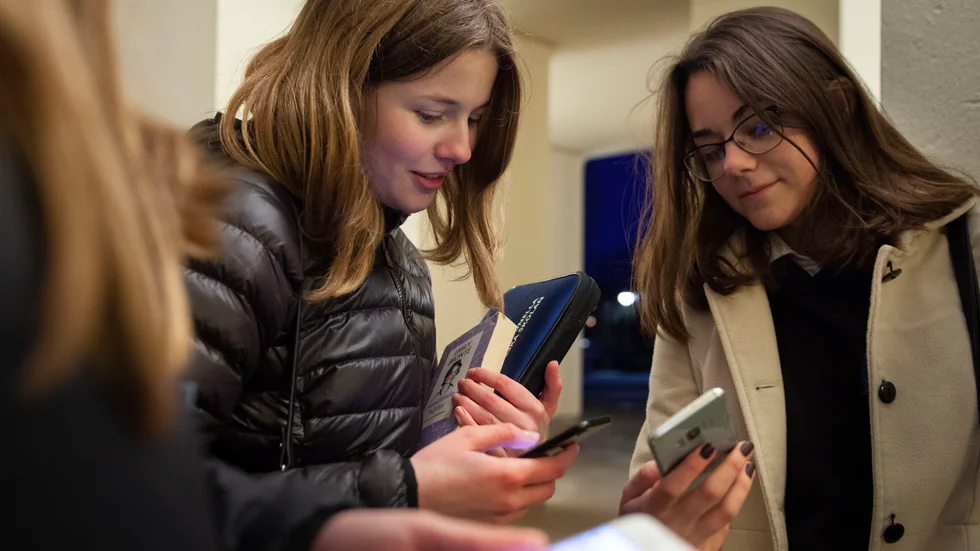 "Om ditt barn berättar att de fått oönskade blider på mobilen kan du som förälder välja att se det som en vinst", skriver insändarskribenten. (Arkivbild)