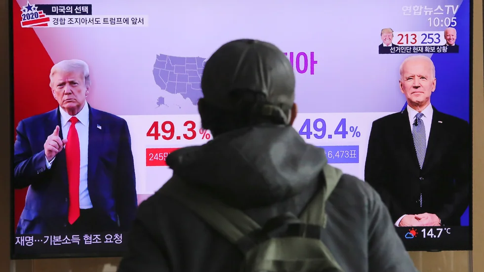 Över hela världen följer människor den utdragna valrysaren i USA. Här en bild från Seoul i Sydkorea.