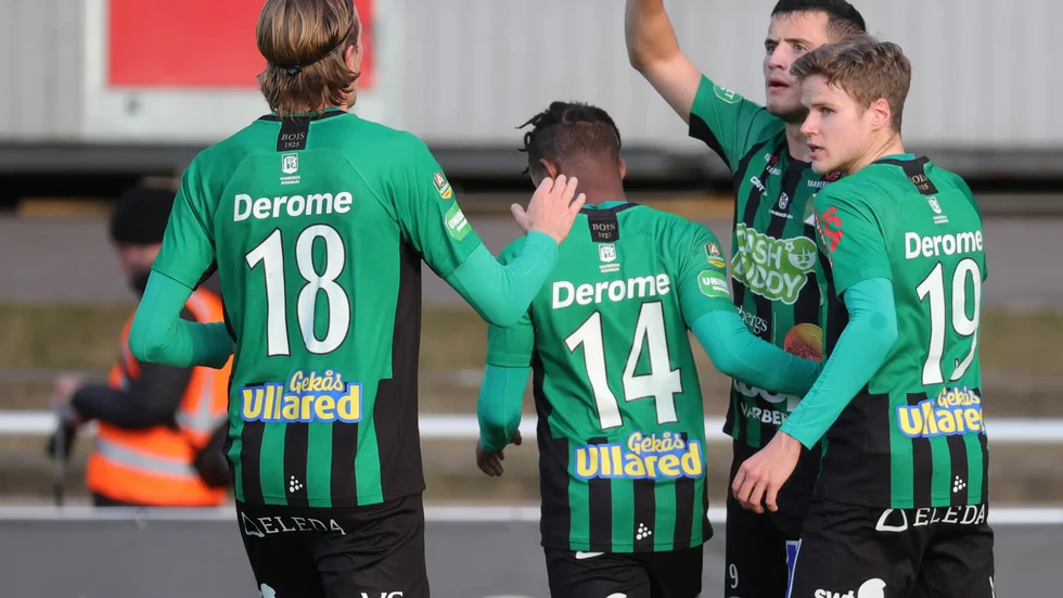 Astrit Selmani firas av lagkamraterna efter sitt andra mål mot Hammarby. Selmani blev till slut tremålsskytt i 5–2-segern.