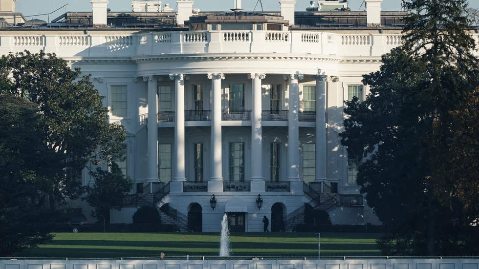 Mary Trump tror att hennes farbror, president Donald Trump, inte kommer att erkänna sig besegrad och frivilligt lämna Vita huset.