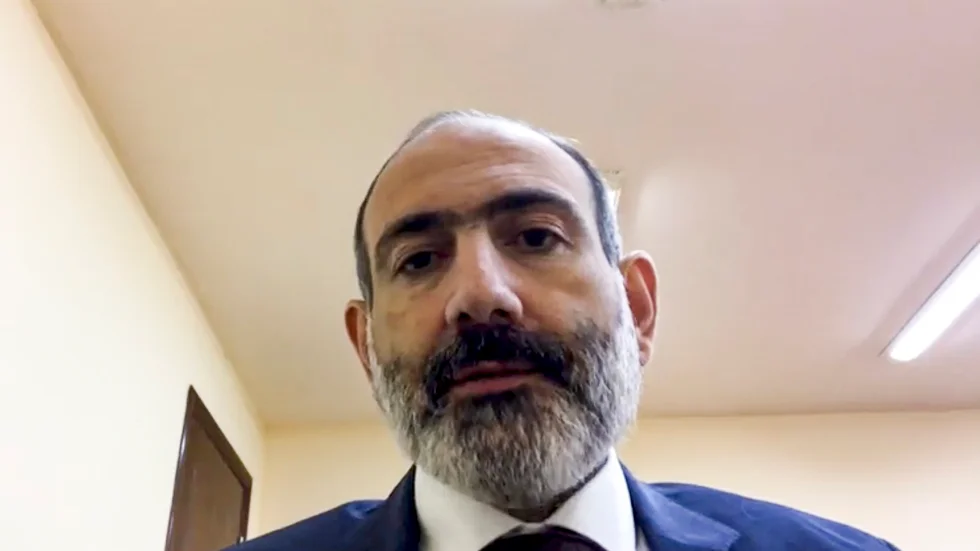 En stillbild från en video som lades upp på Nikol Pasjinjans officiella Facebookkonto i tisdags och där han gjorde ett uttalande efter avtalet med Azerbajdzjan.