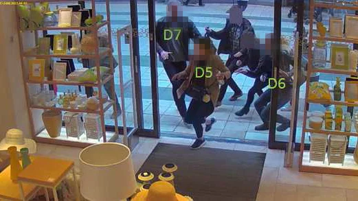 Människor flyr i skräck undan terrorattacken  på Drottninggatan i Stockholm. Finns det något liberalt inblandat i detta hemska brott så är det i så fall den liberala statens oförmåga att hålla koll på vilka som är i landet.