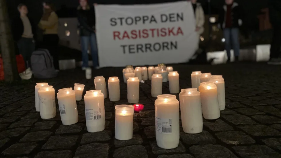 Ljusmanifestation som Ung Vänster deltog i för att minnas Kristallnatten. Men Stig Töyrä vill även de ska minnas sitt princip-program.