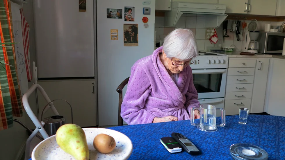 Äldre människor är en utsatt grupp för bedragare som vill åt deras pengar. Även coronapandemin lockar ljusskygga personer att försöka lura de gamla. (Arkivbild)