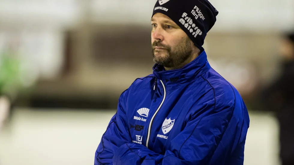 Fem år som tränare i IFK Motalas A-lag. Mattias Sjöholm säger att han fortfarande tycker att det är roligt och han ser utvecklingspotential i laget. I vinter har videoklippen gett en boost och höjt nivån.