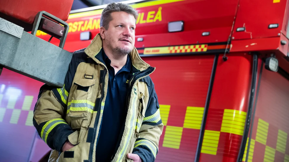 Han är tillbaka i arbetskläderna nu, men på halvtid och med en betydligt svagare kropp än innan covid. "Det är oerhört frustrerande att inte kunna göra det jag vill, säger Kent Östling som är osäker på om han någonsin kommer kunna jobba fullt ut som brandman igen".
