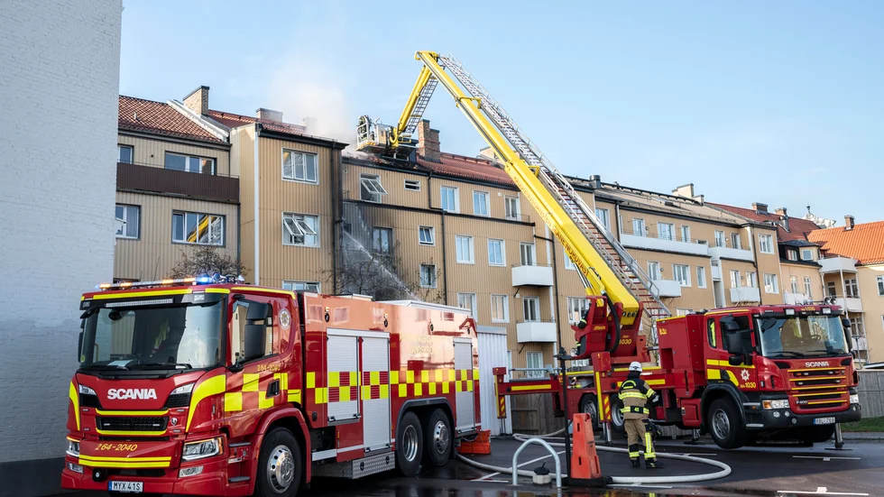 Sju personer har förts till sjukhus efter en brand i ett flerfamiljshus i Landskrona.